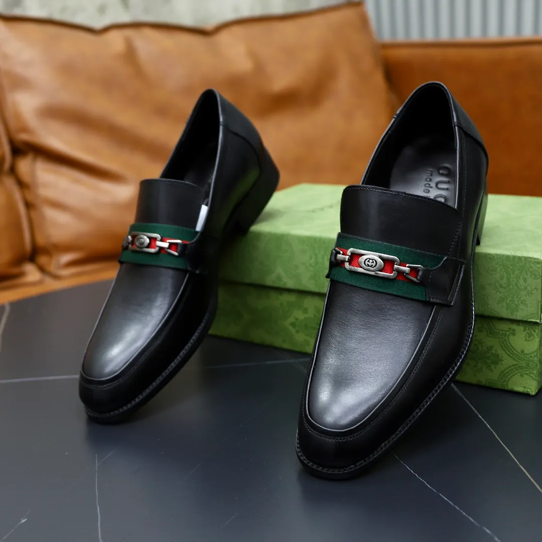 Men's shoes: 250🙅‍♂️🙅‍♂️🙅‍♂️Niuli Brand: GUCCI Size: 38-44 (45 can be customized) Level: Counter classic Material: Original soft cowhide upper Comfortable cowhide lining Original lightweight outsole Style category: Business casual footwear Driving leather shoes Color: Actual picture color